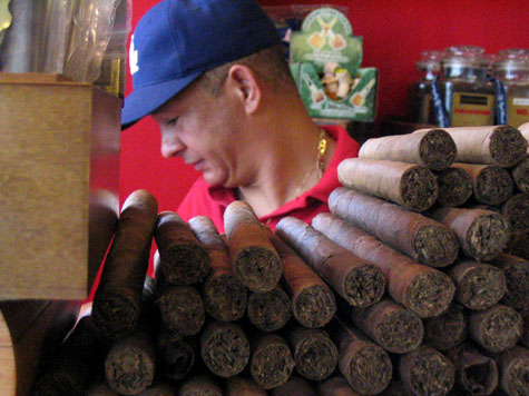 Dominican cigar makers in New York. (Photo: Diego Graglia)
